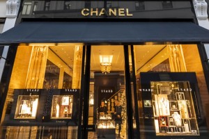 奢侈品 地产 Chanel 伦敦旗舰店所在房产挂牌出售，业主期望价”不低于2.4亿英镑”